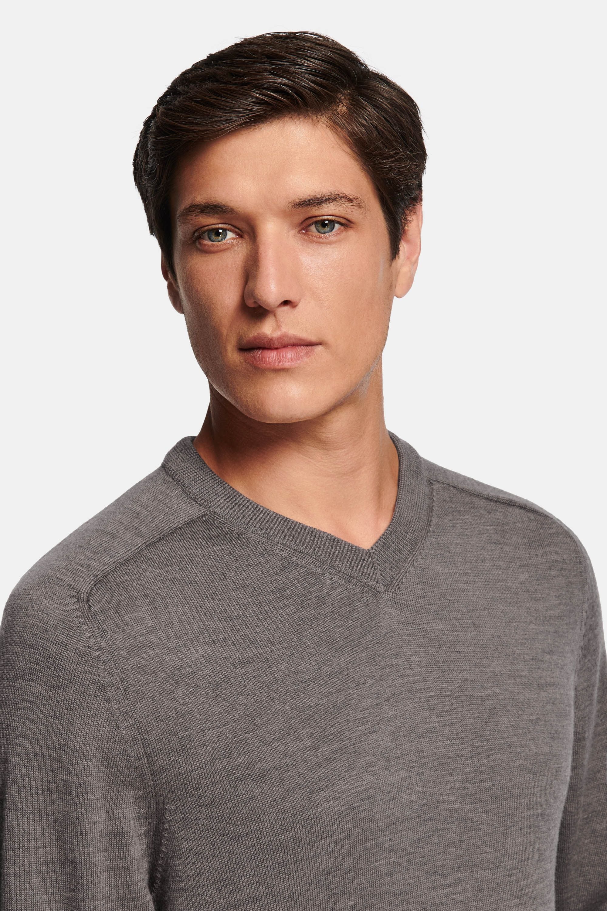 Jones * The Merino V-neck